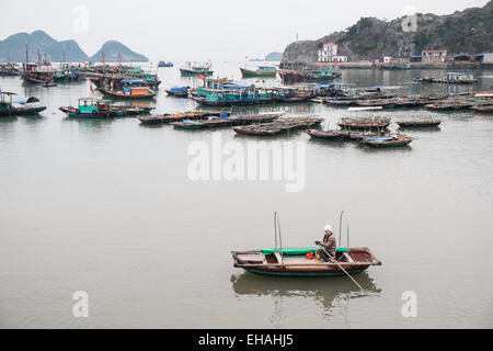 Waterfront e locali barca a remi a Cat Ba Island, Cat Ba Parco Nazionale,Ha long,Halong Bay, Vietnam Foto Stock