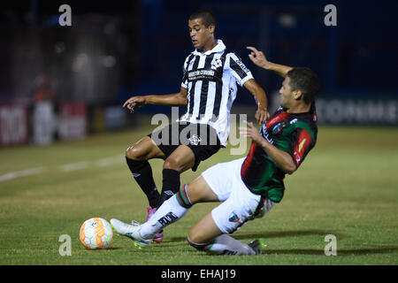 Montevideo, Uruguay. Decimo Mar, 2015. Wanderers Alex Silva (L) dell'Uruguay il sistema VIES per la palla con Palestino tedesco della Lanaro del Cile durante il match di Copa Libertadores nel Gran Parque Central Stadium di Montevideo, capitale dell'Uruguay, 10 marzo 2015. © Nicolas Celaya/Xinhua/Alamy Live News Foto Stock