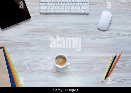 Creative scrivania con tazza da caffè in centro Foto Stock