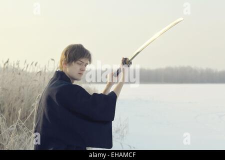 Concetto del modo in cui la filosofia orientale, il monaco samurai in campo invernale Foto Stock