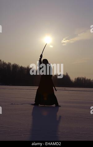 Concetto del modo in cui la filosofia orientale, il monaco samurai in campo invernale Foto Stock