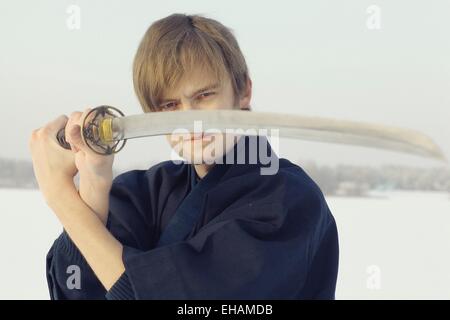 Concetto del modo in cui la filosofia orientale, il monaco samurai in campo invernale Foto Stock