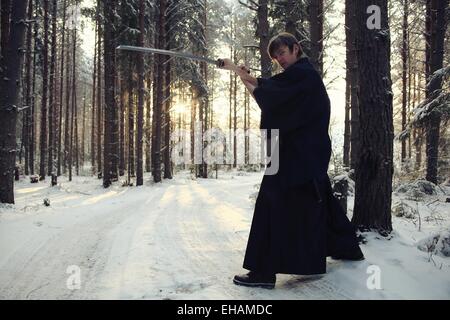 Nero arti marziali orientali warrior allenamento invernale Foto Stock