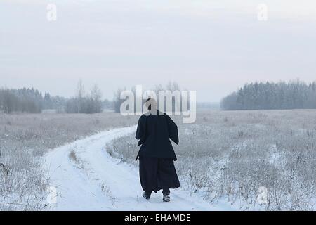 Concetto del modo in cui la filosofia orientale, il monaco samurai in campo invernale Foto Stock