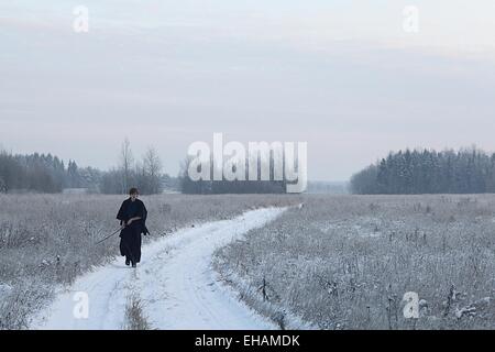 Concetto del modo in cui la filosofia orientale, il monaco samurai in campo invernale Foto Stock