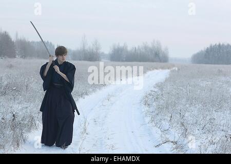 Concetto del modo in cui la filosofia orientale, il monaco samurai in campo invernale Foto Stock