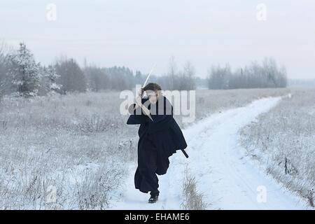 Concetto del modo in cui la filosofia orientale, il monaco samurai in campo invernale Foto Stock