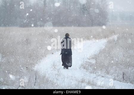 Concetto del modo in cui la filosofia orientale, il monaco samurai in campo invernale Foto Stock