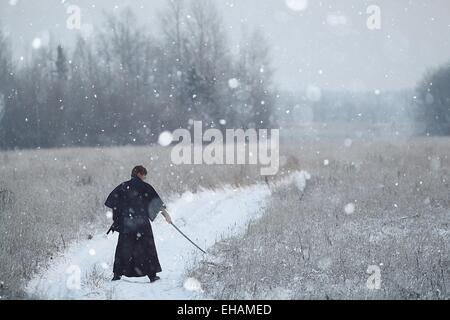 Concetto del modo in cui la filosofia orientale, il monaco samurai in campo invernale Foto Stock