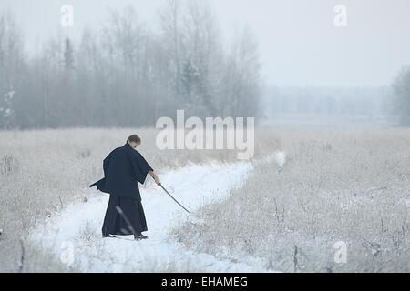 Concetto del modo in cui la filosofia orientale, il monaco samurai in campo invernale Foto Stock