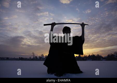 Concetto del modo in cui la filosofia orientale, il monaco samurai in campo invernale Foto Stock