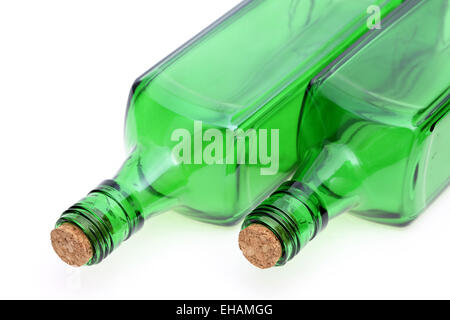 Bottiglia in vetro verde su sfondo bianco Foto Stock