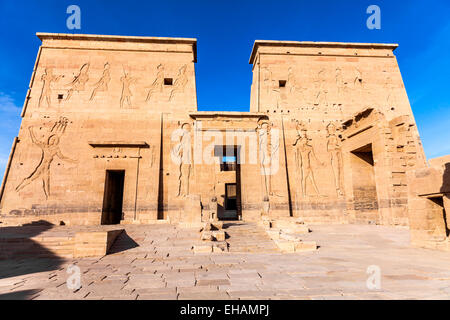 Il Tempio di Philae di Iside si trova sull'Isola di Agilkia nel serbatoio del vecchio Aswan, Dam, Egitto Foto Stock