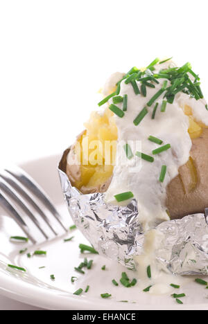 Patate al forno con panna acida e erba cipollina Foto Stock