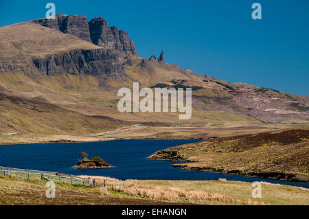 Il Storr e il vecchio uomo di Storr sotto un profondo cielo blu con il Loch Fada in primo piano. Isola di Skye, Inverness-shire. Maggio. Foto Stock