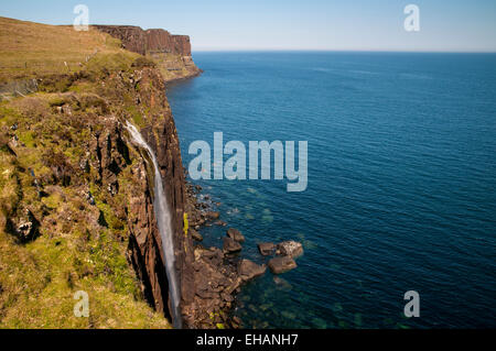 Mealt Falls tumbling sopra le scogliere in mare appena a nord del suono di Raasay, con Kilt Rock in background, su Tr Foto Stock