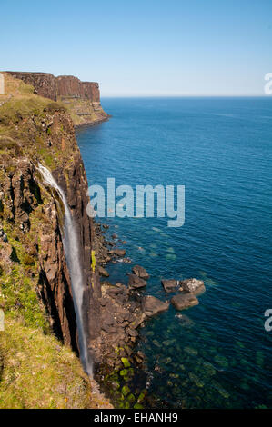 Mealt Falls tumbling sopra le scogliere in mare appena a nord del suono di Raasay, con Kilt Rock in background, su Tr Foto Stock