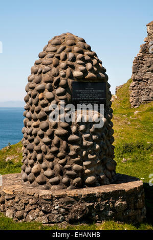 Un tumulo commemorativo del MacArthurs, pipers ereditari al MacDonalds delle isole, al castello di Duntulm sulla penna Trotternish Foto Stock