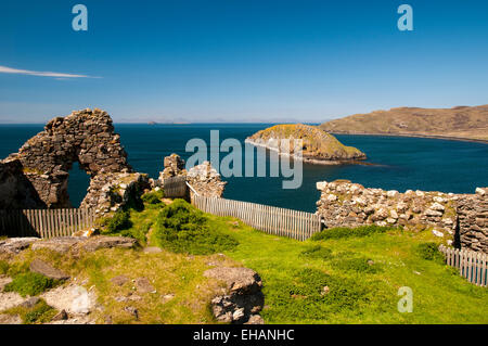 Tulm isola nella baia di Tulm, visto dal castello di Duntulm sulla penisola di Trotternish, Isola di Skye, Inverness-shire. Maggio. Foto Stock