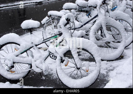 Le biciclette parcheggiate coperta di neve fresca, Lucerna, Svizzera Foto Stock