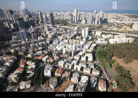 Elevata vista aerea di Tel Aviv e Ramat Gan come visto da sopra l'autostrada Ayalon Foto Stock