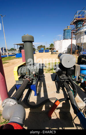Pompe acqua alla rete fognaria impianto di trattamento. L'acqua trattata viene poi usato per irrigazione e uso agricolo. Fotografato Foto Stock