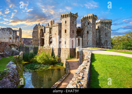 Rovine del medievale castello di Raglan (gallese: Castell Rhaglan) Monmothshire, Galles. Foto Stock