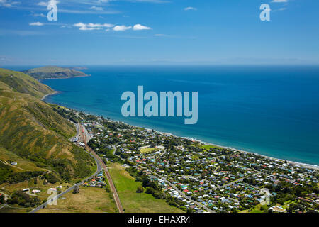 Paekakariki, la Costa di Kapiti, a nord di Wellington, Isola del nord, Nuova Zelanda - aerial Foto Stock