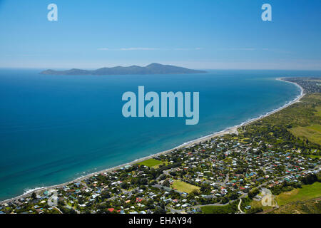 Paekakariki e Kapiti Island, la Costa di Kapiti, a nord di Wellington, Isola del nord, Nuova Zelanda - aerial Foto Stock