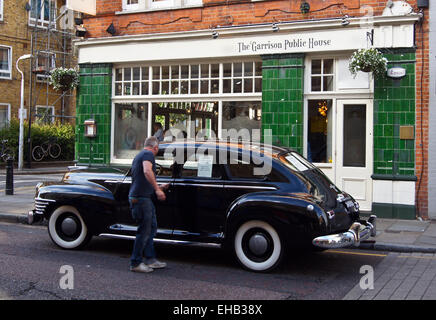 Nero 1942 Chrysler Royal fluido berlina di trasmissione al di fuori della guarnigione pub, Bermondsey Street, Londra, Inghilterra Foto Stock