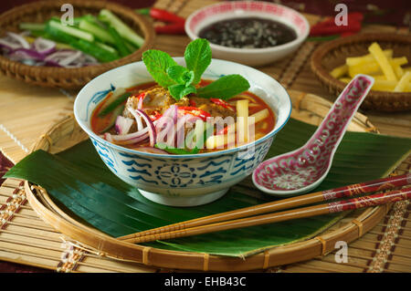 Assam laksa. Spicy zuppa di noodle al cibo in Malesia Foto Stock