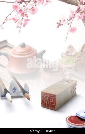 Set per il tè e gli strumenti di scrittura Foto Stock
