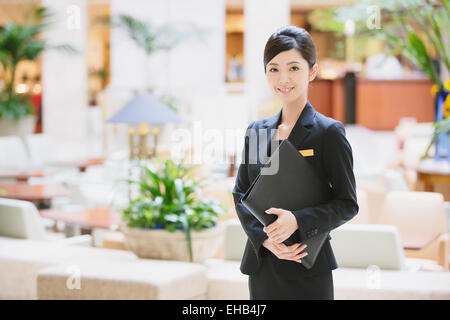 Femmina giapponese hotel concierge Foto Stock