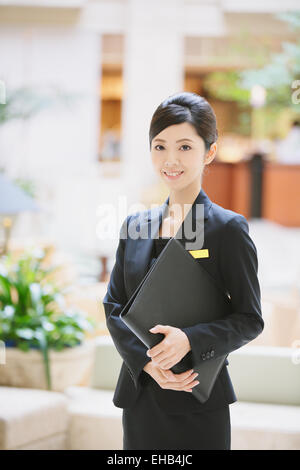 Femmina giapponese hotel concierge Foto Stock