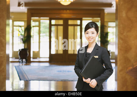 Femmina giapponese hotel concierge Foto Stock