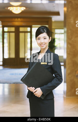 Femmina giapponese hotel concierge Foto Stock