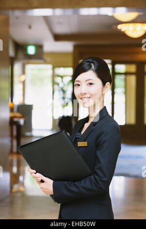 Femmina giapponese hotel concierge Foto Stock