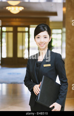 Femmina giapponese hotel concierge Foto Stock