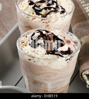 Frullato con panna montata. Messa a fuoco selettiva Foto Stock