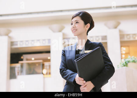 Femmina giapponese hotel concierge Foto Stock