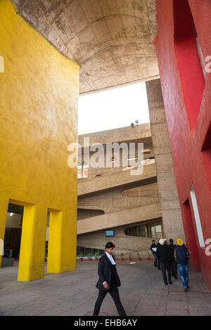 L Alta Corte di Chandigarh progettata dall'architetto Le Corbusier Foto Stock