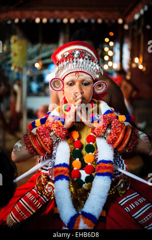 Ballerino Theyyam, tenendo benedizione da divinità Foto Stock