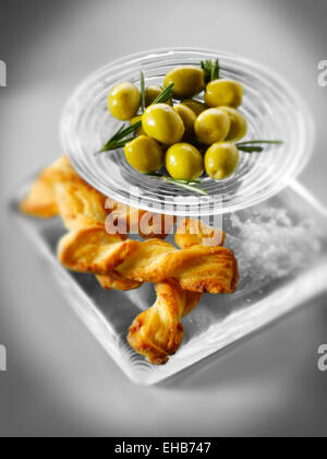 Le olive un grissini snack Foto Stock