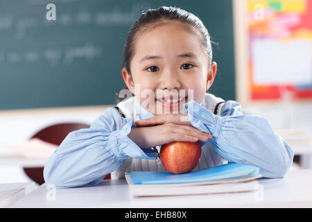 La scuola primaria le ragazze in classe con Apple in mento Foto Stock