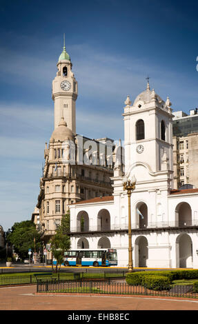 Argentina, Buenos Aires, Plaza de Mayo, Cabildo museum, ex sede del governo e legislatore città di edificio e torre dell'orologio Foto Stock