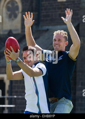 (150311) -- MELBOURNE, Marzo 11, 2015 (Xinhua) -- driver di Formula Uno brasiliano Felipe Massa(L) dal team Williams cerca Australian Rules Football con AFL player Joel Selwood durante la loro esperienza di AFL sessione alla scuola di grammatica de Melbourne a Melbourne, Australia sul Mar 11, 2015. (Xinhua/Bai Xue) Foto Stock