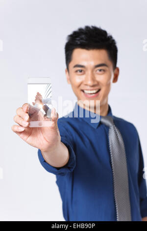 L'uomo di affari utilizzando un telefono cellulare video Foto Stock