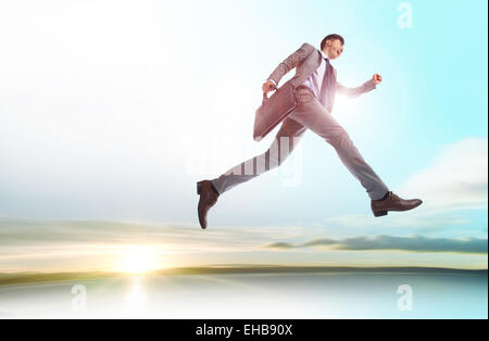 Business man jumping sulla superficie del lago Foto Stock