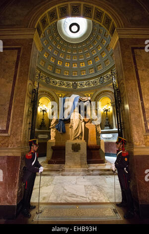 Argentina, Buenos Aires, la Cattedrale Metropolitan, il mausoleo del generale Jose San Martín custodito dai soldati nel vestire unfiorm Foto Stock