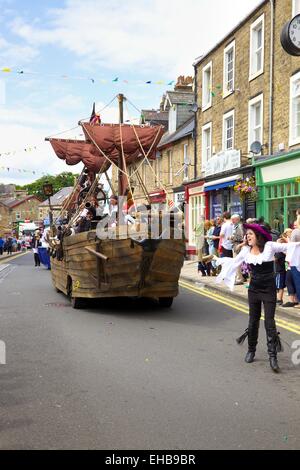 La nave dei pirati galleggiante, Haltwhistle Carnevale, Haltwhistle, Northumberland, Regno Unito. Foto Stock